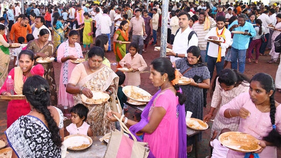 ಸಾಹಿತ್ಯ ಸಮ್ಮೇಳನ ಸಮಿತಿ ಆಯೋಜಿಸಿರುವ ಊಟದ ಅಂಗಳದಲ್ಲಿ ಇಂದು ಗೋಧಿ ಹುಗ್ಗಿ, ಗೀರೈಸ್‌, ಬಾದೂಷ , ಅನ್ನ ಹಾಗೂ ಸಾಂಬಾರ್‌ ಅನ್ನು ನೀಡಲಾಯಿತು.