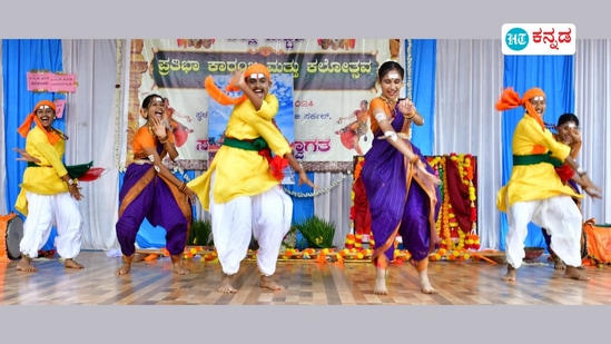 ಜಿಲ್ಲಾಮಟ್ಟದ ಪ್ರತಿಭಾ ಕಾರಂಜಿಯು ಮಗುವಿನಲ್ಲಿ ಅಡಗಿರುವ ಸೂಕ್ತ ಪ್ರತಿಭೆ ಹಾಗೂ ಸೃಜಲಶೀಲತೆಯನ್ನು ಹೊರಗೆ ಎಳೆಯುವ ಒಂದು ಕಾರ್ಯಕ್ರಮ ಎಂಬುವುದನ್ನು ಸ್ಪಷ್ಟಪಡಿಸುತ್ತಾ ಕಾರ್ಯಕ್ರಮದ ಗುರಿ ಉದ್ದೇಶಗಳನ್ನು ಶಾಲಾ ಶಿಕ್ಷಣ ಇಲಾಖೆಯ ಉಪನಿರ್ದೇಶಕ ಎಸ್ ಎಸ್ ಕೆಳದಿ ಮಠ ವಿವರಿಸಿದರು. ಅವರು ಕಾರ್ಯಕ್ರಮದ ಅಧ್ಯಕ್ಷತೆ ವಹಿಸಿ ಮಾತನಾಡಿದರು. ಕಲೋತ್ಸವದ ನೃತ್ಯದ ಒಂದು ನೋಟ. ಜಿಲ್ಲಾಮಟ್ಟದ ಪ್ರತಿಭಾ ಕಾರಂಜಿಯು ಮಗುವಿನಲ್ಲಿ ಅಡಗಿರುವ ಸೂಕ್ತ ಪ್ರತಿಭೆ ಹಾಗೂ ಸೃಜಲಶೀಲತೆಯನ್ನು ಹೊರಗೆ ಎಳೆಯುವ ಒಂದು ಕಾರ್ಯಕ್ರಮ ಎಂಬುವುದನ್ನು ಸ್ಪಷ್ಟಪಡಿಸುತ್ತಾ ಕಾರ್ಯಕ್ರಮದ ಗುರಿ ಉದ್ದೇಶಗಳನ್ನು ಶಾಲಾ ಶಿಕ್ಷಣ ಇಲಾಖೆಯ ಉಪನಿರ್ದೇಶಕ ಎಸ್ ಎಸ್ ಕೆಳದಿ ಮಠ ವಿವರಿಸಿದರು. ಅವರು ಕಾರ್ಯಕ್ರಮದ ಅಧ್ಯಕ್ಷತೆ ವಹಿಸಿ ಮಾತನಾಡಿದರು. ಕಲೋತ್ಸವದ ನೃತ್ಯದ ಒಂದು ನೋಟ.