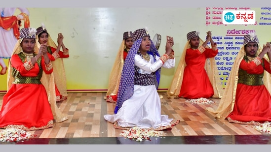 ಪ್ರತಿಭಾ ಕಾರಂಜಿಯಲ್ಲಿ ನಿರ್ಣಾಯಕರಾಗಿ ಭಾಗವಹಿಸಿದ ಎಲ್ಲರೂ ಯಾವುದೇ ಗೊಂದಲ ಹಾಗೂ ಸಂಶಯಗಳಿಗೆ ಎಡೆ ಮಾಡಿಕೊಡದೆ ನಿಷ್ಪಕ್ಷಪಾತವಾಗಿ ತೀರ್ಪು ನೀಡಬೇಕು. ನಮ್ಮ ಜಿಲ್ಲೆಯಿಂದ ಉತ್ತಮ ಸ್ಪರ್ಧಾಳುಗಳು ರಾಜ್ಯಮಟ್ಟದಲ್ಲಿ ಭಾಗವಹಿಸಿ ಪ್ರಶಸ್ತಿ ಪಡೆಯುವಂತಾಗಬೇಕೆಂದು ಎಂದು ಶಿವಲೀಲಾ ಕುಲಕರ್ಣಿ ಹೇಳಿದರು. ಪ್ರತಿಭಾ ಕಾರಂಜಿಯಲ್ಲಿ ನಿರ್ಣಾಯಕರಾಗಿ ಭಾಗವಹಿಸಿದ ಎಲ್ಲರೂ ಯಾವುದೇ ಗೊಂದಲ ಹಾಗೂ ಸಂಶಯಗಳಿಗೆ ಎಡೆ ಮಾಡಿಕೊಡದೆ ನಿಷ್ಪಕ್ಷಪಾತವಾಗಿ ತೀರ್ಪು ನೀಡಬೇಕು. ನಮ್ಮ ಜಿಲ್ಲೆಯಿಂದ ಉತ್ತಮ ಸ್ಪರ್ಧಾಳುಗಳು ರಾಜ್ಯಮಟ್ಟದಲ್ಲಿ ಭಾಗವಹಿಸಿ ಪ್ರಶಸ್ತಿ ಪಡೆಯುವಂತಾಗಬೇಕೆಂದು ಎಂದು ಶಿವಲೀಲಾ ಕುಲಕರ್ಣಿ ಹೇಳಿದರು. 