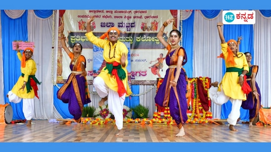 ಕಾರ್ಯಕ್ರಮದ ಮುಖ್ಯ ಅತಿಥಿಯಾಗಿ ಭಾಗವಹಿಸಿದ್ದ ಮರಾಠ ವಿದ್ಯಾ ಪ್ರಸಾರಕ ಮಂಡಳಿಯ ಕಾರ್ಯದರ್ಶಿ ರಾಜು ಬಿರ್ಜನ್ನವರ ಅವರು ಕಾರ್ಯಕ್ರಮದ ಮಹತ್ವ ವಿವರಿಸಿದರು. ಮರಾಠ ವಿದ್ಯಾ ಪ್ರಸಾರಕ ಮಂಡಳದ ನಿರ್ದೇಶಕ ಜು ಕುಳೆ, ಸುನಿಲ್ ಮೋರೆ, ಸುಭಾಷ್ ಪವಾರ್ ಶಿವಾಜಿ ಸೂರ್ಯವಂಶಿ ಅವರು ಭಾಗವಹಿಸಿದ್ದರು. ಮಕ್ಕಳ ನೃತ್ಯ ಸಂಭ್ರಮದ ನೋಟ. ಕಾರ್ಯಕ್ರಮದ ಮುಖ್ಯ ಅತಿಥಿಯಾಗಿ ಭಾಗವಹಿಸಿದ್ದ ಮರಾಠ ವಿದ್ಯಾ ಪ್ರಸಾರಕ ಮಂಡಳಿಯ ಕಾರ್ಯದರ್ಶಿ ರಾಜು ಬಿರ್ಜನ್ನವರ ಅವರು ಕಾರ್ಯಕ್ರಮದ ಮಹತ್ವ ವಿವರಿಸಿದರು. ಮರಾಠ ವಿದ್ಯಾ ಪ್ರಸಾರಕ ಮಂಡಳದ ನಿರ್ದೇಶಕ ಜು ಕುಳೆ, ಸುನಿಲ್ ಮೋರೆ, ಸುಭಾಷ್ ಪವಾರ್ ಶಿವಾಜಿ ಸೂರ್ಯವಂಶಿ ಅವರು ಭಾಗವಹಿಸಿದ್ದರು. ಮಕ್ಕಳ ನೃತ್ಯ ಸಂಭ್ರಮದ ನೋಟ.