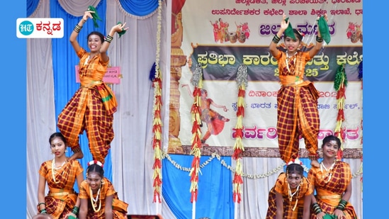 ಪ್ರೌಢ ಮತ್ತು ಪ್ರಾಥಮಿಕ ಶಿಕ್ಷಕರ ಸಂಘದ ಪದಾಧಿಕಾರಿಗಳಾದ ರಾಜಶೇಖರ ಹೊನ್ನಪ್ಪನವರ ಹಾಗೂ ನಾರಾಯಣ ಭಜಂತ್ರಿ, ಬಿ.ವಿ ಬಶೆಟ್ಟಿ ಅವರು ಭಾಗವಹಿಸಿದ್ದರು. ವಿಷಯ ಪರೀಕ್ಷಕ ರೇಣುಕಾ ಇಂಗಳಕಿ ಕಾರ್ಯಕ್ರಮವನ್ನು ನಿರೂಪಿಸಿದರು. ಶಿಕ್ಷಣಾಧಿಕಾರಿ ನಫೀಸಬಾನು ದಾವಲಸಾಬನವರ ವಂದನಾರ್ಪಣೆ ನೆರವೇರಿಸಿದರು. ಶಾಲಾ ಬಾಲಕಿಯರ ನೃತ್ಯ ವೈಭವದ ಒಂದು ನೋಟ. ಪ್ರೌಢ ಮತ್ತು ಪ್ರಾಥಮಿಕ ಶಿಕ್ಷಕರ ಸಂಘದ ಪದಾಧಿಕಾರಿಗಳಾದ ರಾಜಶೇಖರ ಹೊನ್ನಪ್ಪನವರ ಹಾಗೂ ನಾರಾಯಣ ಭಜಂತ್ರಿ, ಬಿ.ವಿ ಬಶೆಟ್ಟಿ ಅವರು ಭಾಗವಹಿಸಿದ್ದರು. ವಿಷಯ ಪರೀಕ್ಷಕ ರೇಣುಕಾ ಇಂಗಳಕಿ ಕಾರ್ಯಕ್ರಮವನ್ನು ನಿರೂಪಿಸಿದರು. ಶಿಕ್ಷಣಾಧಿಕಾರಿ ನಫೀಸಬಾನು ದಾವಲಸಾಬನವರ ವಂದನಾರ್ಪಣೆ ನೆರವೇರಿಸಿದರು. ಶಾಲಾ ಬಾಲಕಿಯರ ನೃತ್ಯ ವೈಭವದ ಒಂದು ನೋಟ.