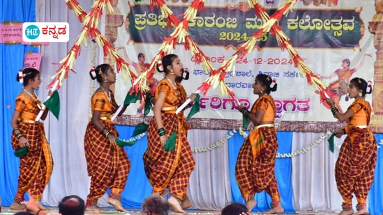 ಪ್ರತಿಭಾ ಕಾರಂಜಿ ಕಾರ್ಯಕ್ರಮದಲ್ಲಿ ಉಪನಿರ್ದೇಶಕರ ಕಚೇರಿಯ ಜಿಲ್ಲಾ ಯೋಜನಾ ಉಪಸಮನ್ವಯಾಧಿಕಾರಿ ಎಸ್.ಎಂ ಹುಡೇದಮನಿ, ವಿಷಯ ಪರೀಕ್ಷಕರಾದ ರೇಖಾ ಭಜಂತ್ರಿ, ಡಾ.ಗಿರಿಜಾ ಲಮಾಣಿ. ಡಾ.ಪ್ರಕಾಶ ಭೂತಾಳಿ. ಯಲ್ಲಪ್ಪ ಹುಬ್ಬಳ್ಳಿ ಭಾಗವಹಿಸಿದ್ದರು. ಶಾಲಾ ಮಕ್ಕಳ ನೃತ್ಯ ಸಂಭ್ರಮದ ಒಂದು ನೋಟ. ಪ್ರತಿಭಾ ಕಾರಂಜಿ ಕಾರ್ಯಕ್ರಮದಲ್ಲಿ ಉಪನಿರ್ದೇಶಕರ ಕಚೇರಿಯ ಜಿಲ್ಲಾ ಯೋಜನಾ ಉಪಸಮನ್ವಯಾಧಿಕಾರಿ ಎಸ್.ಎಂ ಹುಡೇದಮನಿ, ವಿಷಯ ಪರೀಕ್ಷಕರಾದ ರೇಖಾ ಭಜಂತ್ರಿ, ಡಾ.ಗಿರಿಜಾ ಲಮಾಣಿ. ಡಾ.ಪ್ರಕಾಶ ಭೂತಾಳಿ. ಯಲ್ಲಪ್ಪ ಹುಬ್ಬಳ್ಳಿ ಭಾಗವಹಿಸಿದ್ದರು. ಶಾಲಾ ಮಕ್ಕಳ ನೃತ್ಯ ಸಂಭ್ರಮದ ಒಂದು ನೋಟ.