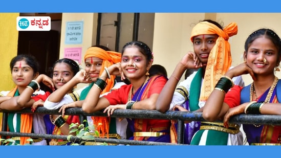  ಪ್ರತಿಯೊಂದು ಮಗುವಿನಲ್ಲಿ ಒಂದಲ್ಲ ಒಂದು ಪ್ರತಿಭೆ ಅಡಗಿರುತ್ತದೆ. ಆ ಪ್ರತಿಭೆ ಅನಾವರಣಗೊಳ್ಳುವ ಒಂದು ಉತ್ತಮವಾದ ವೇದಿಕೆ ಜಿಲ್ಲಾಮಟ್ಟದ ಪ್ರತಿಭಾ ಕಾರಂಜಿ. ಪ್ರತಿಯೊಬ್ಬ ಸ್ಪರ್ಧಾಳು ಇದರ ಪ್ರಯೋಜನ ಪಡೆಯಬೇಕು.ಸೋಲು ಗೆಲುವುಗಳನ್ನು ಸಮಾನವಾಗಿ ಸ್ವೀಕರಿಸಿಕೊಳ್ಳಬೇಕು ಎಂದು ಶಿವಲೀಲಾ ಕುಲಕರ್ಣಿ ಹೇಳಿದರು. ಪ್ರತಿಭಾ ಕಾರಂಜಿಯಲ್ಲಿ ಭಾಗವಹಿಸಲು ಉತ್ಸಾಹದಲ್ಲಿದ್ದ ಮಕ್ಕಳ ಚಿತ್ರ. ಪ್ರತಿಯೊಂದು ಮಗುವಿನಲ್ಲಿ ಒಂದಲ್ಲ ಒಂದು ಪ್ರತಿಭೆ ಅಡಗಿರುತ್ತದೆ. ಆ ಪ್ರತಿಭೆ ಅನಾವರಣಗೊಳ್ಳುವ ಒಂದು ಉತ್ತಮವಾದ ವೇದಿಕೆ ಜಿಲ್ಲಾಮಟ್ಟದ ಪ್ರತಿಭಾ ಕಾರಂಜಿ. ಪ್ರತಿಯೊಬ್ಬ ಸ್ಪರ್ಧಾಳು ಇದರ ಪ್ರಯೋಜನ ಪಡೆಯಬೇಕು.ಸೋಲು ಗೆಲುವುಗಳನ್ನು ಸಮಾನವಾಗಿ ಸ್ವೀಕರಿಸಿಕೊಳ್ಳಬೇಕು ಎಂದು ಶಿವಲೀಲಾ ಕುಲಕರ್ಣಿ ಹೇಳಿದರು. ಪ್ರತಿಭಾ ಕಾರಂಜಿಯಲ್ಲಿ ಭಾಗವಹಿಸಲು ಉತ್ಸಾಹದಲ್ಲಿದ್ದ ಮಕ್ಕಳ ಚಿತ್ರ.