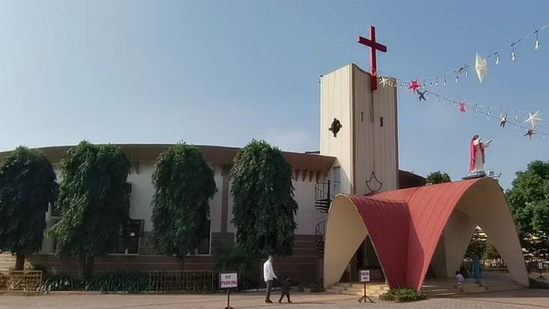 ಚಿಕ್ಕಮಗಳೂರು ನಗರದಲ್ಲಿರುವ ಸೆಂಟ್ ಜೋಸೆಫ್ ಚರ್ಚ್ನ ಹೊರನೋಟ. ಚಿಕ್ಕಮಗಳೂರು ನಗರದಲ್ಲಿರುವ ಸೆಂಟ್ ಜೋಸೆಫ್ ಚರ್ಚ್ನ ಹೊರನೋಟ.