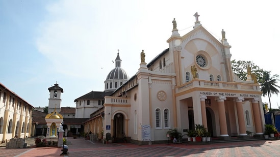 ಮಿಲಾಗ್ರೆಸ್ ಚರ್ಚ್ ದಕ್ಷಿಣ ಕನ್ನಡದ ಅತ್ಯಂತ ಹಳೆಯ ಚರ್ಚುಗಳಲ್ಲಿ ಒಂದಾಗಿದೆ. ಇಲ್ಲಿ ಅವರ್ ಲೇಡಿ ಆಫ್ ಮಿರಾಕಲ್ ಳನ್ನು ಆರಾಧಿಸಲಾಗುತ್ತದೆ. ಮಿಲಾಗ್ರೆಸ್ 1680 ರಲ್ಲಿ ಬಿಷಪ್ ಥಾಮಸ್ ಡಿ ಕ್ಯಾಸ್ಟ್ರೊ ಮಂಗಳೂರಿನಲ್ಲಿ ಸ್ಥಾಪಿಸಿದ ರೋಮನ್ ಕ್ಯಾಥೊಲಿಕ್ ಚರ್ಚ್ ಆಗಿದೆ. ಮಿಲಾಗ್ರೆಸ್ ಚರ್ಚ್ ದಕ್ಷಿಣ ಕನ್ನಡದ ಅತ್ಯಂತ ಹಳೆಯ ಚರ್ಚುಗಳಲ್ಲಿ ಒಂದಾಗಿದೆ. ಇಲ್ಲಿ ಅವರ್ ಲೇಡಿ ಆಫ್ ಮಿರಾಕಲ್ ಳನ್ನು ಆರಾಧಿಸಲಾಗುತ್ತದೆ. ಮಿಲಾಗ್ರೆಸ್ 1680 ರಲ್ಲಿ ಬಿಷಪ್ ಥಾಮಸ್ ಡಿ ಕ್ಯಾಸ್ಟ್ರೊ ಮಂಗಳೂರಿನಲ್ಲಿ ಸ್ಥಾಪಿಸಿದ ರೋಮನ್ ಕ್ಯಾಥೊಲಿಕ್ ಚರ್ಚ್ ಆಗಿದೆ.