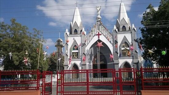 ಕಲಬುರಗಿಯಲ್ಲಿರುವ ಸೆಂಟ್ ಮೇರಿಸ್ ಚರ್ಚ್. ಇತ್ತೀಚಿನ ವರ್ಷಗಳಲ್ಲಿ ಆಧುನೀಕರಣಗೊಂಡು ಗಮನ ಸೆಳೆಯುತ್ತಿದೆ. ಕಲಬುರಗಿಯಲ್ಲಿರುವ ಸೆಂಟ್ ಮೇರಿಸ್ ಚರ್ಚ್. ಇತ್ತೀಚಿನ ವರ್ಷಗಳಲ್ಲಿ ಆಧುನೀಕರಣಗೊಂಡು ಗಮನ ಸೆಳೆಯುತ್ತಿದೆ.