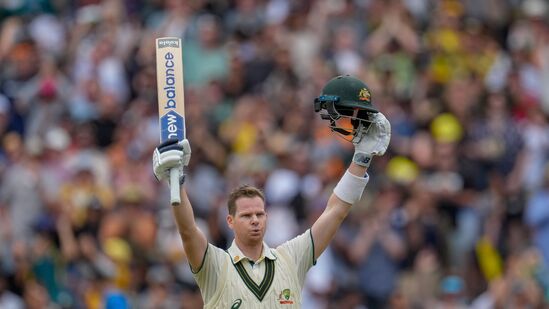 ಟೆಸ್ಟ್ ಕ್ರಿಕೆಟ್ ಇತಿಹಾಸದಲ್ಲಿ ಅತಿ ಹೆಚ್ಚು ಶತಕಗಳನ್ನು ಸಿಡಿಸಿದ ಬ್ಯಾಟರ್‌ಗಳ ಪಟ್ಟಿಯಲ್ಲಿ ಸ್ಮಿತ್ ಈಗ ಇಬ್ಬರನ್ನು ಹಿಂದಿಕ್ಕಿದ್ದಾರೆ. ಇಂಗ್ಲೆಂಡ್‌ನ ಅಲಿಸ್ಟೇರ್ ಕುಕ್ (33) ಮತ್ತು ನ್ಯೂಜಿಲೆಂಡ್‌ನ ಕೇನ್ ವಿಲಿಯಮ್ಸನ್ (33) ಅವರನ್ನು ಹಿಂದಿಕ್ಕಿದ್ದಾರೆ. ಯೂನಿಸ್ ಖಾನ್ (34), ಸುನಿಲ್ ಗವಾಸ್ಕರ್ (34), ಬ್ರಿಯಾನ್ ಲಾರಾ (34) ಮತ್ತು ಮಹೇಲಾ ಜಯವರ್ಧನೆ (34) ಅವರೊಂದಿಗೆ ಜಂಟಿಯಾಗಿ ಏಳನೇ ಸ್ಥಾನದಲ್ಲಿದ್ದಾರೆ. ಸಕ್ರಿಯ ಕ್ರಿಕೆಟಿಗರಲ್ಲಿ ಅತಿ ಹೆಚ್ಚು ಟೆಸ್ಟ್ ಶತಕಗಳ ವಿಷಯದಲ್ಲಿ ಸ್ಟೀವ್ ಸ್ಮಿತ್ ವಿಲಿಯಮ್ಸನ್ ಅವರನ್ನು ಹಿಂದಿಕ್ಕಿದ್ದಾರೆ. 36 ಶತಕ ಬಾರಿಸಿರುವ ಜೋ ರೂಟ್ ಅಗ್ರಸ್ಥಾನದಲ್ಲಿದ್ದು, ಸ್ಮಿತ್ ಎರಡನೇ ಸ್ಥಾನದಲ್ಲಿದ್ದಾರೆ.