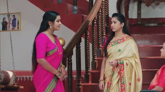 ಚಾರು ಮಾತ್ರ ತನ್ನ ಒಳ್ಳೆತನದಿಂದ ವೈಶಾಖಾ ಹೇಳಿದ ಎಲ್ಲ ಮಾತುಗಳನ್ನೂ ಒಪ್ಪಿಕೊಂಡು ದೇವಸ್ಥಾಕ್ಕೆ ಹೋಗಲು ರೆಡಿಯಾಗ್ತಾಳೆ.&nbsp;