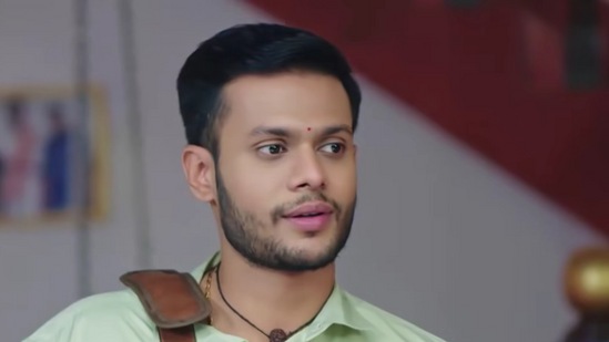 ಮನೆಯಲ್ಲಿ ರಾಮಾಚಾರಿಗಾಗಲಿ ಅಥವಾ ಜಾನಕಿಗಾಗಲಿ ಯಾರಿಗೂ ಚಾರು ಮುಡಿಕೊಡುತ್ತಿದ್ದಾಳೆ ಎನ್ನುವ ವಿಚಾರವೇ ಗೊತ್ತಿಲ್ಲ.&nbsp;