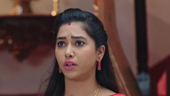 ಚಾರು ಮುಡಿ ಕೊಡ್ತಾಳೆ ಅನ್ನೋ ವಿಚಾರ ಗೊತ್ತಾಗಿ ರುಕ್ಕು “ನನಗೆ ಶಾಕ್ ಆಗ್ತಾ ಇದೆ” ಎಂದು ಹೇಳುತ್ತಾ ನಾಟಕ ಮಾಡ್ತಾಳೆ. ಅವಳೂ ಈ ವಿಚಾರದಲ್ಲಿ ವೈಶಾಖಾಳ ಪರ ಇರ್ತಾಳೆ.&nbsp;