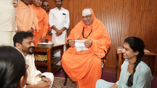 ಫೆಬ್ರವರಿ 16ರಂದು ಮೈಸೂರಿನಲ್ಲಿ ನಡೆಯಲಿರುವ ಮದುವೆಗೆ ಶ್ರೀಗಳನ್ನು ಆಮಂತ್ರಿಸಿದ ಧನಂಜಯ್ ಮತ್ತು ಧನ್ಯತಾ. ಫೆಬ್ರವರಿ 16ರಂದು ಮೈಸೂರಿನಲ್ಲಿ ನಡೆಯಲಿರುವ ಮದುವೆಗೆ ಶ್ರೀಗಳನ್ನು ಆಮಂತ್ರಿಸಿದ ಧನಂಜಯ್ ಮತ್ತು ಧನ್ಯತಾ. 