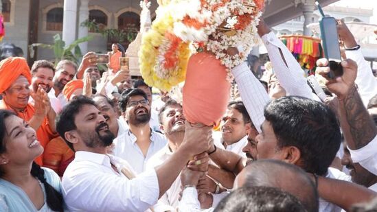 ಸುತ್ತೂರು ಶ್ರೀಗಳ ದಿವ್ಯ ಸಾನ್ನಿಧ್ಯದಲ್ಲಿ ನಂದಿ ಧ್ವಜಕ್ಕೆ ಪೂಜೆ ನೆರವೇರಿಸಿದ ಧನಂಜಯ್, ಬಳಿಕ ನಂದಿ ಧ್ವಜ ಹೊತ್ತು ಕುಣಿದಿದ್ದಾರೆ. ಸುತ್ತೂರು ಶ್ರೀಗಳ ದಿವ್ಯ ಸಾನ್ನಿಧ್ಯದಲ್ಲಿ ನಂದಿ ಧ್ವಜಕ್ಕೆ ಪೂಜೆ ನೆರವೇರಿಸಿದ ಧನಂಜಯ್, ಬಳಿಕ ನಂದಿ ಧ್ವಜ ಹೊತ್ತು ಕುಣಿದಿದ್ದಾರೆ.