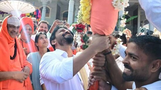 ಸಿನಿಮಾ, ರಾಜಕೀಯ ಜತೆಗೆ ಮಠಗಳಿಗೂ ಭೇಟಿ ನೀಡಿ ಶ್ರೀಗಳನ್ನು, ಸ್ವಾಮೀಜಿಗಳನ್ನೂ ಆಹ್ವಾನಿಸುತ್ತಿದ್ದಾರೆ. ಸಿನಿಮಾ, ರಾಜಕೀಯ ಜತೆಗೆ ಮಠಗಳಿಗೂ ಭೇಟಿ ನೀಡಿ ಶ್ರೀಗಳನ್ನು, ಸ್ವಾಮೀಜಿಗಳನ್ನೂ ಆಹ್ವಾನಿಸುತ್ತಿದ್ದಾರೆ. 