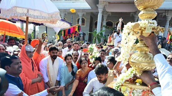 ಇದೀಗ ಶ್ರೀ ಕ್ಷೇತ್ರ ಸುತ್ತೂರು ಮಠಕ್ಕೆ ಭೇಟಿ ನೀಡಿದ್ದಾರೆ. ಮಠದ ಆದಿ ಜಗದ್ಗುರು ಶ್ರೀ ಶಿವರಾತ್ರಿಶ್ವರ ಶಿವಯೋಗಿಗಳವರ 1065ನೇ ಜಯಂತಿ ಮಹೋತ್ಸವದಲ್ಲಿ ಭಾಗವಹಿಸಿದ್ದಾರೆ ಧನಂಜಯ್. ಇದೀಗ ಶ್ರೀ ಕ್ಷೇತ್ರ ಸುತ್ತೂರು ಮಠಕ್ಕೆ ಭೇಟಿ ನೀಡಿದ್ದಾರೆ. ಮಠದ ಆದಿ ಜಗದ್ಗುರು ಶ್ರೀ ಶಿವರಾತ್ರಿಶ್ವರ ಶಿವಯೋಗಿಗಳವರ 1065ನೇ ಜಯಂತಿ ಮಹೋತ್ಸವದಲ್ಲಿ ಭಾಗವಹಿಸಿದ್ದಾರೆ ಧನಂಜಯ್. 