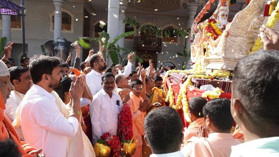 ಮಠದ ಆವರಣದಲ್ಲಿ ನಡೆದ ಮಹೋತ್ಸವದಲ್ಲಿ ಭಾಗಿಯಾದ ನಟ ಧನಂಜಯ್. ಮಠದ ಆವರಣದಲ್ಲಿ ನಡೆದ ಮಹೋತ್ಸವದಲ್ಲಿ ಭಾಗಿಯಾದ ನಟ ಧನಂಜಯ್. 