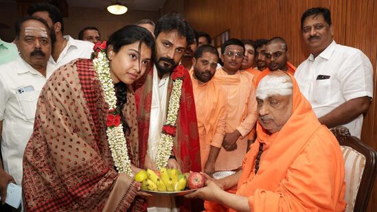 ಸುತ್ತೂರು ಶ್ರೀಗಳಿಂದ ಧನಂಜಯ್ ಧನ್ಯತಾ ಜೋಡಿಗೆ ಮಠದಿಂದ ಗೌರವ ಸಮರ್ಪಣೆ ಸುತ್ತೂರು ಶ್ರೀಗಳಿಂದ ಧನಂಜಯ್ ಧನ್ಯತಾ ಜೋಡಿಗೆ ಮಠದಿಂದ ಗೌರವ ಸಮರ್ಪಣೆ