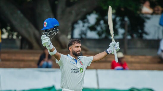 ಈ ಪಂದ್ಯದಲ್ಲಿ ಉಭಯ ತಂಡಗಳ ಒಟ್ಟು ಆರು ಬ್ಯಾಟರ್ಗಳು ಶತಕ ಗಳಿಸಿದರು. ಮೊದಲು ಬ್ಯಾಟಿಂಗ್ ಮಾಡಿದ ಜಿಂಬಾಬ್ವೆಯ ಸೀನ್ ವಿಲಿಯಮ್ಸ್, ಕ್ರೇಗ್ ಇರ್ವಿನ್ ಮತ್ತು ಬ್ರಿಯಾನ್ ಬೆನೆಟ್ ಶತಕ ಗಳಿಸಿದರು. ಆ ಬಳಿಕ ಅಫ್ಘಾನಿಸ್ತಾನ ಪರ ರಹಮತ್ ಶಾ ಹಾಗೂ ಹಶ್ಮತುಲ್ಲಾ ಶಾಹಿದಿ ದ್ವಿಶತಕ ಬಾರಿಸಿದರು. ಅಫ್ಸರ್ ಝಜೈ ಕೂಡ ಶತಕ ಬಾರಿಸಿದರು. ತಂಡ ಗೆಲ್ಲುವ ಕನಸಿನಲ್ಲಿತ್ತು. ಆದರೆ ಅದು ಆಗಲಿಲ್ಲ. ಫೋಟೋ: ಅಫ್ಘಾನಿಸ್ತಾನ ಕ್ರಿಕೆಟ್ ಮಂಡಳಿ <p>ಈ ಪಂದ್ಯದಲ್ಲಿ ಉಭಯ ತಂಡಗಳ ಒಟ್ಟು ಆರು ಬ್ಯಾಟರ್ಗಳು ಶತಕ ಗಳಿಸಿದರು. ಮೊದಲು ಬ್ಯಾಟಿಂಗ್ ಮಾಡಿದ ಜಿಂಬಾಬ್ವೆಯ ಸೀನ್ ವಿಲಿಯಮ್ಸ್, ಕ್ರೇಗ್ ಇರ್ವಿನ್ ಮತ್ತು ಬ್ರಿಯಾನ್ ಬೆನೆಟ್ ಶತಕ ಗಳಿಸಿದರು. ಆ ಬಳಿಕ ಅಫ್ಘಾನಿಸ್ತಾನ ಪರ ರಹಮತ್ ಶಾ ಹಾಗೂ ಹಶ್ಮತುಲ್ಲಾ ಶಾಹಿದಿ ದ್ವಿಶತಕ ಬಾರಿಸಿದರು. ಅಫ್ಸರ್ ಝಜೈ ಕೂಡ ಶತಕ ಬಾರಿಸಿದರು. ತಂಡ ಗೆಲ್ಲುವ ಕನಸಿನಲ್ಲಿತ್ತು. ಆದರೆ ಅದು ಆಗಲಿಲ್ಲ. ಫೋಟೋ: ಅಫ್ಘಾನಿಸ್ತಾನ ಕ್ರಿಕೆಟ್ ಮಂಡಳಿ</p>