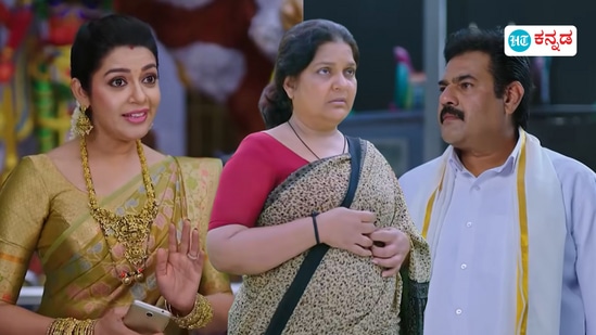 ಅಮೃತಧಾರೆ ಧಾರಾವಾಹಿಯೂ ಮಹಾ ತಿರುವಿನತ್ತ ಹೊರಳಿದೆ. ಗೌತಮ್‌ ಮತ್ತು ಭೂಮಿಕಾ ದೇವಾಲಯಕ್ಕೆ ಬಂದಿದ್ದಾರೆ. ಅಲ್ಲಿಗೆ ಸುಧಾ ಮತ್ತು ಭಾಗ್ಯಮ್ಮ ಬರಲಿದ್ದಾರೆ. ಡುಮ್ಮಸಾರ್‌ಗೆ ತನ್ನ ಅಮ್ಮ ಮತ್ತು ತಂಗಿಯನ್ನು ಭೇಟಿಯಾಗುವ ಸುಯೋಗ ದೊರಕುವುದೇ?&nbsp;