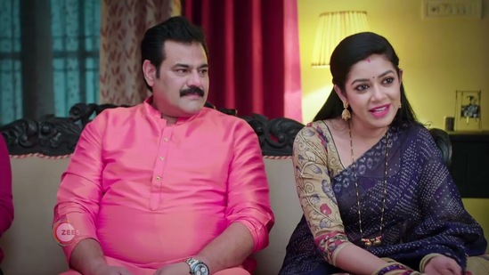 ಅದೇ ರೀತಿ ಜೀ ಕನ್ನಡದ ಮತ್ತೊಂದು ಸೀರಿಯಲ್ ಅಮೃತಧಾರೆ ಸಹ ರೋಚಕ ಘಟ್ಟಕ್ಕೆ ಬಂದು ನಿಂತಿದೆ. ಅಮ್ಮನ ಆಗಮನದಿಂದ ಗೌತಮ್ ಸಂಭ್ರಮದಲ್ಲಿದ್ದಾನೆ. ಈ ಸೀರಿಯಲ್ ಸಹ 7.7 ಟಿಆರ್ಪಿ ಪಡೆದು ಎರಡನೇ ಸ್ಥಾನದಲ್ಲಿದೆ. ಅದೇ ರೀತಿ ಜೀ ಕನ್ನಡದ ಮತ್ತೊಂದು ಸೀರಿಯಲ್ ಅಮೃತಧಾರೆ ಸಹ ರೋಚಕ ಘಟ್ಟಕ್ಕೆ ಬಂದು ನಿಂತಿದೆ. ಅಮ್ಮನ ಆಗಮನದಿಂದ ಗೌತಮ್ ಸಂಭ್ರಮದಲ್ಲಿದ್ದಾನೆ. ಈ ಸೀರಿಯಲ್ ಸಹ 7.7 ಟಿಆರ್ಪಿ ಪಡೆದು ಎರಡನೇ ಸ್ಥಾನದಲ್ಲಿದೆ. 