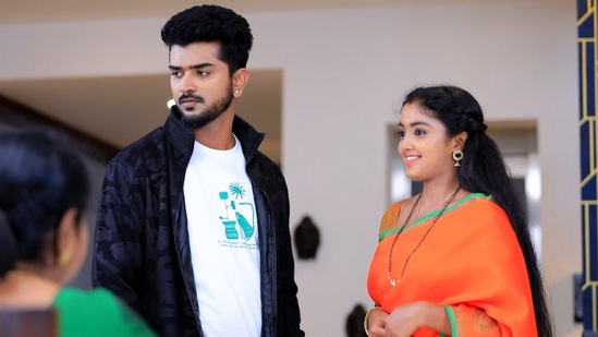 ಮೊದಲ ಸ್ಥಾನಕ್ಕೆ ಬಂದು ದಾಖಲೆ ಬರೆದಿದ್ದ ಲಕ್ಷ್ಮೀ ಬಾರಮ್ಮ ಸೀರಿಯಲ್ ಇದೀಗ ಕುಸಿತ ಕಂಡಿದೆ. 5.8 ಟಿಆರ್ಪಿ ಮೂಲಕ ಏಳನೇ ಸ್ಥಾನದಲ್ಲಿದೆ. ಮೊದಲ ಸ್ಥಾನಕ್ಕೆ ಬಂದು ದಾಖಲೆ ಬರೆದಿದ್ದ ಲಕ್ಷ್ಮೀ ಬಾರಮ್ಮ ಸೀರಿಯಲ್ ಇದೀಗ ಕುಸಿತ ಕಂಡಿದೆ. 5.8 ಟಿಆರ್ಪಿ ಮೂಲಕ ಏಳನೇ ಸ್ಥಾನದಲ್ಲಿದೆ. 