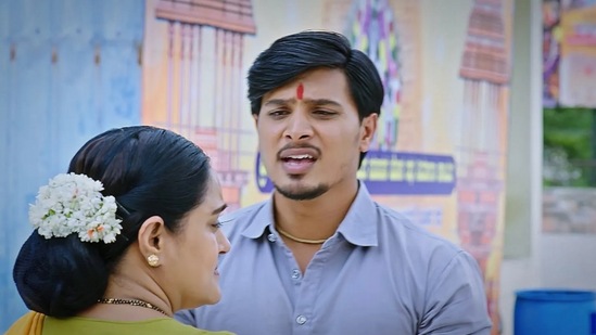 ಜೀ ಕನ್ನಡದ ಲಕ್ಷ್ಮೀ ನಿವಾಸ ಧಾರಾವಾಹಿ ಈ ಹಿಂದಿನ ಟಿಆರ್ಪಿಗೆ ಹೋಲಿಕೆ ಮಾಡಿದರೆ ಕೊಂಚ ಇಳಿಕೆ ಕಂಡಿದೆ. ಈ ಬಾರಿ 7.9 ಟಿಆರ್ಪಿ ಮೂಲಕ ಮೊದಲ ಸ್ಥಾನದಲ್ಲಿದೆ. ಜೀ ಕನ್ನಡದ ಲಕ್ಷ್ಮೀ ನಿವಾಸ ಧಾರಾವಾಹಿ ಈ ಹಿಂದಿನ ಟಿಆರ್ಪಿಗೆ ಹೋಲಿಕೆ ಮಾಡಿದರೆ ಕೊಂಚ ಇಳಿಕೆ ಕಂಡಿದೆ. ಈ ಬಾರಿ 7.9 ಟಿಆರ್ಪಿ ಮೂಲಕ ಮೊದಲ ಸ್ಥಾನದಲ್ಲಿದೆ. 