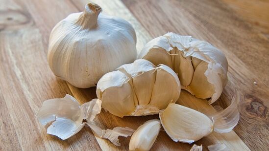 ಬೆಳ್ಳುಳ್ಳಿ ಕೊಲೆಸ್ಟ್ರಾಲ್ ಅನ್ನು ಕಡಿಮೆ ಮಾಡಲು ಸಹಾಯ ಮಾಡುತ್ತದೆ. ಬೆಳ್ಳುಳ್ಳಿಯಲ್ಲಿ ಉರಿಯೂತ ನಿವಾರಕ ಗುಣವಿದ್ದು, ಕೆಟ್ಟ ಕೊಲೆಸ್ಟ್ರಾಲ್ ಅನ್ನು ಕಡಿಮೆ ಮಾಡುತ್ತದೆ. ಇದು ಆರೋಗ್ಯಕರ ಹೃದಯವನ್ನು ಉತ್ತೇಜಿಸುತ್ತದೆ. ಬೆಳ್ಳುಳ್ಳಿ ಕೊಲೆಸ್ಟ್ರಾಲ್ ಅನ್ನು ಕಡಿಮೆ ಮಾಡಲು ಸಹಾಯ ಮಾಡುತ್ತದೆ. ಬೆಳ್ಳುಳ್ಳಿಯಲ್ಲಿ ಉರಿಯೂತ ನಿವಾರಕ ಗುಣವಿದ್ದು, ಕೆಟ್ಟ ಕೊಲೆಸ್ಟ್ರಾಲ್ ಅನ್ನು ಕಡಿಮೆ ಮಾಡುತ್ತದೆ. ಇದು ಆರೋಗ್ಯಕರ ಹೃದಯವನ್ನು ಉತ್ತೇಜಿಸುತ್ತದೆ.