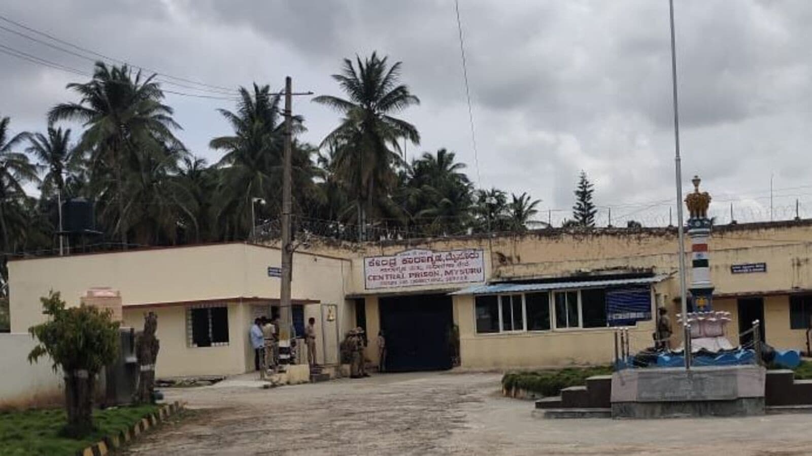 Mysore News: ಮೈಸೂರು ಜೈಲಿನ ಮೂವರು ಖೈದಿಗಳ ಸಾವು; ಕೇಕ್‌ಗೆ ಬಳಸುವ ಎಸೆನ್ಸ್‌ ಸೇವಿಸಿ ತೀವ್ರವಾಗಿ ಅಸ್ವಸ್ಥಗೊಂಡಿದ್ದ ಜೀವಾವಧಿ ಶಿಕ್ಷಿತರು