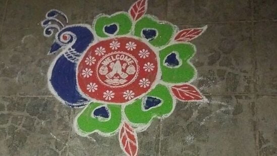  ಬಾಗಿಲಿನ ಮುಂದೆ ವಿನ್ಯಾಸ ಮಾಡಲು ಹೇಳಿ ಮಾಡಿಸಿದ ವಿನ್ಯಾಸ ಇದಾಗಿದೆ. ನವಿಲಿನ ಚಿತ್ತಾರ ಮುಂದೆ ವೆಲ್ಕಮ್ ಎಂದು ಬರೆಯಲಾದ ಈ ವಿನ್ಯಾಸವನ್ನು ನೀವು ಮಕರ ಸಂಕ್ರಾಂತಿಯಂದು ಬಿಡಿಸಬಹುದು. ಇದು ಸರಳವಾಗಿ ಬಿಡಿಸಬಹುದಾದ ರಂಗೋಲಿ ಚಿತ್ತಾರವೂ ಹೌದು. ಬಾಗಿಲಿನ ಮುಂದೆ ವಿನ್ಯಾಸ ಮಾಡಲು ಹೇಳಿ ಮಾಡಿಸಿದ ವಿನ್ಯಾಸ ಇದಾಗಿದೆ. ನವಿಲಿನ ಚಿತ್ತಾರ ಮುಂದೆ ವೆಲ್ಕಮ್ ಎಂದು ಬರೆಯಲಾದ ಈ ವಿನ್ಯಾಸವನ್ನು ನೀವು ಮಕರ ಸಂಕ್ರಾಂತಿಯಂದು ಬಿಡಿಸಬಹುದು. ಇದು ಸರಳವಾಗಿ ಬಿಡಿಸಬಹುದಾದ ರಂಗೋಲಿ ಚಿತ್ತಾರವೂ ಹೌದು. 