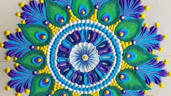 ವರ್ಣರಂಜಿತ ನವಿಲು ಗರಿಗಳ ವಿನ್ಯಾಸದಂತೆ ಕಾಣಿಸುವ ಈ ರಂಗೋಲಿ ಮಕರ ಸಂಕ್ರಾಂತಿ ದಿನ ಮನೆ ಎದುರು ಹಾಕಲು ಚೆನ್ನಾಗಿರುತ್ತದೆ. ಈಗಿನಿಂದಲೇ ಈ ರಂಗೋಲಿ ಬಿಡಿಸಲು ಅಭ್ಯಾಸ ಮಾಡಿಕೊಳ್ಳಿ. ಇದನ್ನು ಬಿಡಿಸುವುದು ಕಷ್ಟವೇನಲ್ಲ. ಇದು ನಿಮ್ಮ ಮನೆಯ ಅಂದವನ್ನು ಇಮ್ಮಡಿಗೊಳಿಸುವುದು ಸುಳ್ಳಲ್ಲ. ವರ್ಣರಂಜಿತ ನವಿಲು ಗರಿಗಳ ವಿನ್ಯಾಸದಂತೆ ಕಾಣಿಸುವ ಈ ರಂಗೋಲಿ ಮಕರ ಸಂಕ್ರಾಂತಿ ದಿನ ಮನೆ ಎದುರು ಹಾಕಲು ಚೆನ್ನಾಗಿರುತ್ತದೆ. ಈಗಿನಿಂದಲೇ ಈ ರಂಗೋಲಿ ಬಿಡಿಸಲು ಅಭ್ಯಾಸ ಮಾಡಿಕೊಳ್ಳಿ. ಇದನ್ನು ಬಿಡಿಸುವುದು ಕಷ್ಟವೇನಲ್ಲ. ಇದು ನಿಮ್ಮ ಮನೆಯ ಅಂದವನ್ನು ಇಮ್ಮಡಿಗೊಳಿಸುವುದು ಸುಳ್ಳಲ್ಲ. 