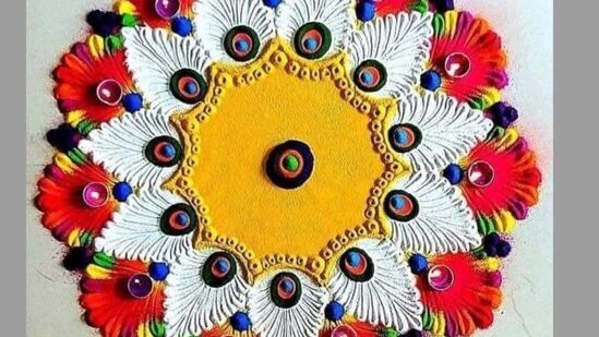 ಮನೆ ಮುಂದೆ ರಂಗಿನ ರಂಗೋಲಿ ಹಾಕಬೇಕು ಅಂತಿದ್ದರೆ ಈ ರಂಗೋಲಿ ಚಿತ್ತಾರವನ್ನು ನೀವು ಆಯ್ಕೆ ಮಾಡಿಕೊಳ್ಳಬಹುದು. ಇದು ಬೆಂಕಿಕಡ್ಡಿಯ ಸಹಾಯದಿಂದ ಮೂಡಿಸಬಹುದಾದ ಸುಂದರ ಚಿತ್ತಾರ. ನಾಲ್ಕೈದು ಬಣ್ಣಗಳಿಂದ ಈ ಸುಂದರ ರಂಗೋಲಿ ಚಿತ್ತಾರ ಮೂಡಿಸಬಹುದು. ಮನೆ ಮುಂದೆ ರಂಗಿನ ರಂಗೋಲಿ ಹಾಕಬೇಕು ಅಂತಿದ್ದರೆ ಈ ರಂಗೋಲಿ ಚಿತ್ತಾರವನ್ನು ನೀವು ಆಯ್ಕೆ ಮಾಡಿಕೊಳ್ಳಬಹುದು. ಇದು ಬೆಂಕಿಕಡ್ಡಿಯ ಸಹಾಯದಿಂದ ಮೂಡಿಸಬಹುದಾದ ಸುಂದರ ಚಿತ್ತಾರ. ನಾಲ್ಕೈದು ಬಣ್ಣಗಳಿಂದ ಈ ಸುಂದರ ರಂಗೋಲಿ ಚಿತ್ತಾರ ಮೂಡಿಸಬಹುದು. 