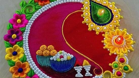 ಈ ರಂಗೋಲಿ ಚಿತ್ತಾರ ಮಕರ ಸಂಕ್ರಾಂತಿ ಹಬ್ಬಕ್ಕೆ ಹೇಳಿ ಮಾಡಿಸಿದಂತಿದೆ. ಇದರಲ್ಲಿ ಎಳ್ಳು, ಬೆಲ್ಲ, ಅರಿಸಿನ, ಕುಂಕುಮದ ಬಟ್ಟಲು ಎಲ್ಲವೂ ಇದೆ. ಸರಳವಾಗಿ ಬಿಡಿಸಬಹುದಾದ ರಂಗೋಲಿ ಚಿತ್ತಾರವಿದು. ಈ ರಂಗೋಲಿ ಚಿತ್ತಾರ ಮಕರ ಸಂಕ್ರಾಂತಿ ಹಬ್ಬಕ್ಕೆ ಹೇಳಿ ಮಾಡಿಸಿದಂತಿದೆ. ಇದರಲ್ಲಿ ಎಳ್ಳು, ಬೆಲ್ಲ, ಅರಿಸಿನ, ಕುಂಕುಮದ ಬಟ್ಟಲು ಎಲ್ಲವೂ ಇದೆ. ಸರಳವಾಗಿ ಬಿಡಿಸಬಹುದಾದ ರಂಗೋಲಿ ಚಿತ್ತಾರವಿದು. 