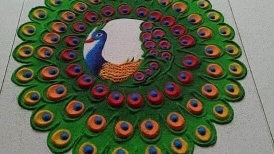 ಸುಂದರವಾದ ನವಿಲೊಂದು ಗರಿಬಿಚ್ಚಿ ಕೂತಂತಿರುವ ಈ ಚಿತ್ತಾರವನ್ನು ನೀವು ಮಕರ ಸಂಕ್ರಾಂತಿಯಂದು ಬಿಡಿಸಬಹುದು. ಇದು ಸಂಕೀರ್ಣ ವಿನ್ಯಾಸ ಎನ್ನಿಸಿದರೂ ಒಮ್ಮೆ ಈ ರಂಗೋಲಿ ಬಿಡಿಸಿದ ಮೇಲೆ ನಿಮ್ಮ ಮನೆಯ ಅಂದ ಬದಲಾಗೋದು ಖಂಡಿತ. ಸುಂದರವಾದ ನವಿಲೊಂದು ಗರಿಬಿಚ್ಚಿ ಕೂತಂತಿರುವ ಈ ಚಿತ್ತಾರವನ್ನು ನೀವು ಮಕರ ಸಂಕ್ರಾಂತಿಯಂದು ಬಿಡಿಸಬಹುದು. ಇದು ಸಂಕೀರ್ಣ ವಿನ್ಯಾಸ ಎನ್ನಿಸಿದರೂ ಒಮ್ಮೆ ಈ ರಂಗೋಲಿ ಬಿಡಿಸಿದ ಮೇಲೆ ನಿಮ್ಮ ಮನೆಯ ಅಂದ ಬದಲಾಗೋದು ಖಂಡಿತ. 