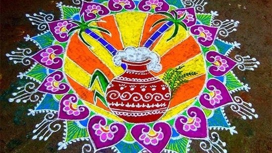 ಮಕರ ಸಂಕ್ರಾಂತಿ ಎಂದ ಮೇಲೆ ಕಬ್ಬು, ಪೊಂಗಲ್ ಮಡಿಕೆ ಇಲ್ಲ ಎಂದರೆ ಹೇಗೆ ಅಲ್ವಾ, ಈ ವರ್ಷ ಮಕರ ಸಂಕ್ರಾಂತಿ ದಿನ ನಿಮ್ಮ ಮುಂದೆ ಅಥವಾ ಅಂಗಳದಲ್ಲಿ ದೊಡ್ಡ ರಂಗೋಲಿ ಹಾಕಬೇಕು ಎಂದು ನೀವು ಆಸೆ ಪಡುತ್ತಿದ್ದರೆ ಈ ರಂಗೋಲಿ ವಿನ್ಯಾಸವನ್ನು ಆಯ್ಕೆ ಮಾಡಿಕೊಳ್ಳಿ. ಮಕರ ಸಂಕ್ರಾಂತಿ ಎಂದ ಮೇಲೆ ಕಬ್ಬು, ಪೊಂಗಲ್ ಮಡಿಕೆ ಇಲ್ಲ ಎಂದರೆ ಹೇಗೆ ಅಲ್ವಾ, ಈ ವರ್ಷ ಮಕರ ಸಂಕ್ರಾಂತಿ ದಿನ ನಿಮ್ಮ ಮುಂದೆ ಅಥವಾ ಅಂಗಳದಲ್ಲಿ ದೊಡ್ಡ ರಂಗೋಲಿ ಹಾಕಬೇಕು ಎಂದು ನೀವು ಆಸೆ ಪಡುತ್ತಿದ್ದರೆ ಈ ರಂಗೋಲಿ ವಿನ್ಯಾಸವನ್ನು ಆಯ್ಕೆ ಮಾಡಿಕೊಳ್ಳಿ.