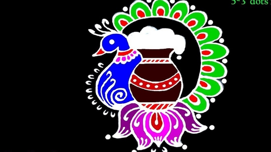 ನವಿಲಿನ ನಡುವೆ ಪೊಂಗಲ್ ಮಡಿಕೆ ಇರುವ ರಂಗೋಲಿ ಚಿತ್ತಾರ ತುಂಬಾ ಸುಂದರವಾಗಿದ್ದು, ಅಷ್ಟೇ ಸರಳವಾಗಿದೆ. ಈ ರಂಗೋಲಿ ವಿನ್ಯಾಸವು ಪೊಂಗಲ್ ಅಥವಾ ಮಕರ ಸಂಕ್ರಾಂತಿಗೆ ಹೇಳಿ ಮಾಡಿಸಿದಂತಿದೆ. ನವಿಲಿನ ನಡುವೆ ಪೊಂಗಲ್ ಮಡಿಕೆ ಇರುವ ರಂಗೋಲಿ ಚಿತ್ತಾರ ತುಂಬಾ ಸುಂದರವಾಗಿದ್ದು, ಅಷ್ಟೇ ಸರಳವಾಗಿದೆ. ಈ ರಂಗೋಲಿ ವಿನ್ಯಾಸವು ಪೊಂಗಲ್ ಅಥವಾ ಮಕರ ಸಂಕ್ರಾಂತಿಗೆ ಹೇಳಿ ಮಾಡಿಸಿದಂತಿದೆ. 