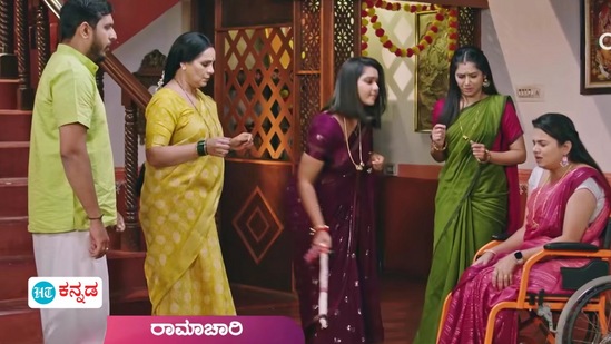 ಚಾರು ಎಷ್ಟೇ ಬಲವಾಗಿ ಹೊಡೆದರೂ ವೈಶಾಖಾ ಮಾತ್ರ ತುಟಿಕ್ ಪಿಟಿಕ್ ಎನ್ನುವುದಿಲ್ಲ. ನೋವು ಸಹಿಸಿಕೊಂಡು ಸುಮ್ಮನಾಗುತ್ತಾಳೆ.&nbsp;