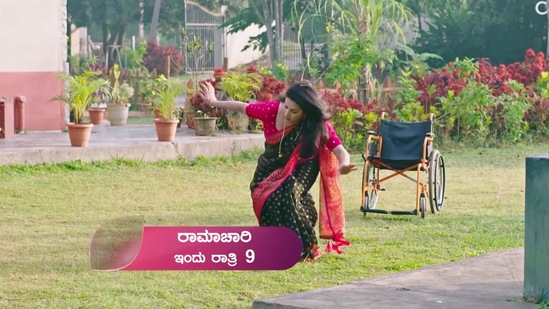 ನಂತರ ವೈಶಾಖಾ ವೀಲ್‌ಚೇರ್‌ನಲ್ಲಿ ಮನೆಯ ಹೊರಗಡೆ ಹೋಗುತ್ತಾಳೆ, ಆಗ ಚಾರು ಹಿಂದಿನಿಂದ ಬಂದು ವೀಲ್‌ಚೇರ್ ತಪ್ಪಿಸುತ್ತಾಳೆ. ವೈಶಾಖಾ ನೆಲಕ್ಕೆ ಬೀಳುತ್ತಾಳೆ.&nbsp;