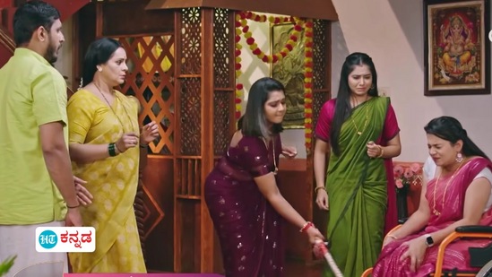 ಚಾರು ಎಲ್ಲ ಸತ್ಯವನ್ನು ತಾನು ತಿಳಿದುಕೊಂಡಿದ್ದರೂ ಬೇಕಂತಲೇ ವೈಶಾಖಾಳ ನಾಟಕ ಬಯಲು ಮಾಡಬೇಕು ಎಂದು ಕೋಲಿನಿಂದ ಜೋರಾಗಿ ಹೊಡೆಯುತ್ತಾಳೆ.&nbsp;