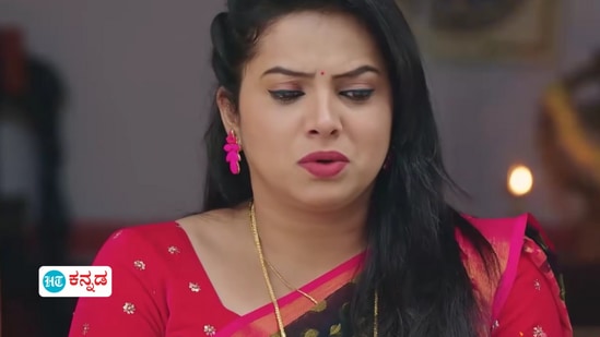 ಮಂತ್ರವಾದಿ ಬಂದು ವೈಶಾಖಾಳ ಕಾಲಿಗೆ ಸ್ವಾಧೀನವೇ ಇಲ್ಲ ಎಂದು ಹೇಳಿ ಹೋದ ಕಾರಣ ಅವಳನ್ನು ಪರೀಕ್ಷೆ ಮಾಡಲು ಚಾರು ಕಾಲಿಗೆ ಕೋಲಿನಿಂದ ಹೋಡೆಯುತ್ತಾಳೆ.&nbsp;