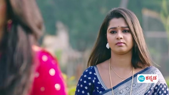 ಆ ನಂತರ ಮನೆಯವರೆಲ್ಲ ಅಲ್ಲಿಂದ ಹೋದ ಮೇಲೆ ವೈಶಾಖಾ ಅಳುತ್ತಾಳೆ. “ಎಷ್ಟೊಂದು ಚೋರಾಗಿ ಹೊಡೆದ್ಲು ಚಾರು” ಎಂದು ಮನಸಿನಲ್ಲೇ ಬೈದುಕೊಳ್ಳುತ್ತಾಳೆ.&nbsp;