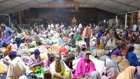 ದೇವರ ದರ್ಶನಕ್ಕಾಗಿ ಮಂಟಪಗಳಲ್ಲಿ ಕಾಯುತ್ತಿದ್ದ ಭಕ್ತರಿಗೆ ತಂಡೋಪ ತಂಡವಾಗಿ &nbsp; ದರ್ಶನ ಮಾಡಿಸುವ ವ್ಯವಸ್ಥೆಯನ್ನು ಟಿಟಿಡಿ ಕೈಗೊಂಡಿದೆ.