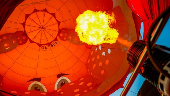 ಬಿಸಿಗಾಳಿ ಬಲೂನ್ ಉತ್ಸವದಲ್ಲಿ ಬೃಹತ್ ಬಲೂನ್‌ಗೆ ಬಿಸಿಗಾಳಿ ತುಂಬಿಸುತ್ತಿರುವ ದೃಶ್ಯ.