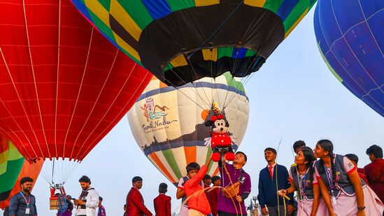 ತಮಿಳುನಾಡು ಅಂತಾರಾಷ್ಟ್ರೀಯ ಬಿಸಿಗಾಳಿ ಬಲೂನ್ ಉತ್ಸವ 2015ರಲ್ಲಿ ಮೊದಲ ಬಾರಿ ನಡೆಯಿತು. ಅಂದು ಪೊಲ್ಲಾಚಿಯಲ್ಲಿ ಒಂದೆರಡು ಬಿಸಿಗಾಳಿ ಬಲೂನ್‌ನೊಂದಿಗೆ ಆರಂಭವಾಗಿದ್ದ ಉತ್ಸವ ಇದು. ಈಗ ಭಾರತದ ನಿರೀಕ್ಷಿತ ವಾರ್ಷಿಕ ಹಬ್ಬವಾಗಿ ಬದಲಾಗತೊಡಗಿದೆ.