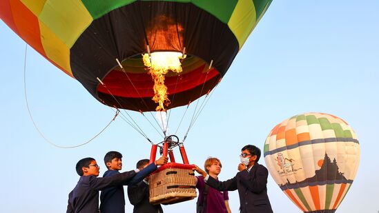 ಬಿಸಿಗಾಳಿ ಬಲೂನ್‌ ಹಾರಿಸುವುದಕ್ಕಾಗಿ ಬಿಸಿಗಾಳಿ ತುಂಬಿಸುತ್ತಿರುವ ದೃಶ್ಯ