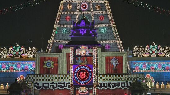 ತಿರುಪತಿ ದೇವಸ್ಥಾನದ ಉತ್ತರ ದ್ವಾರವನ್ನು ಹೂವುಗಳಿಂದ ಅಲಂಕರಿಸಲಾಗಿತ್ತು. ಸಾವಿರಾರು ಭಕ್ತರು ತಿಮ್ಮಪ್ಪನ ದರ್ಶನಕ್ಕಾಗಿ ತಿರುಮಲದಲ್ಲಿ ಸೇರಿದ್ದರು. ಹಂತ ಹಂತವಾಗಿ ಎಲ್ಲಾ ಭಕ್ತರಿಗೆ ಉತ್ತರ ದ್ವಾರದ ಮೂಲಕ ದರ್ಶನಕ್ಕೆ ವ್ಯವಸ್ಥೆ ಮಾಡಲಾಗಿತ್ತು.