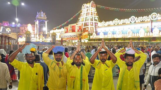 ವೈಕುಂಠ ಏಕಾದಶಿಯಂದು ಗೋವಿಂದ ಮಾಲಾಧಾರಣೆಯೊಂದಿಗೆ ದೇವರ ದರ್ಶನಕ್ಕೆ ಬಂದಿದ್ದ ಭಕ್ತರು