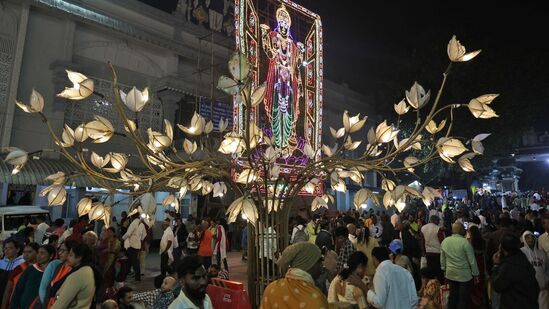ತಿರುಮಲ ದೇವಸ್ಥಾನದ ಹೊರಗೆ ಸಾವಿರಾರು ಮಂದಿ ಭಕ್ತರು ಸೇರಿದ್ದರು. ದೀಪಾಲಂಕಾರವು ನೋಡುಗರ ಕಣ್ಮನ ಸೆಳೆಯಿತು.