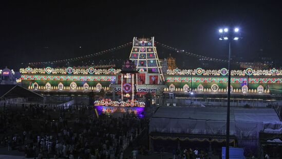ವಿದ್ಯುತ್ ದೀಪಗಳಿಂದ ಝಗಮಗಿಸಿದ ತಿರುಪತಿ ವೆಂಕಟೇಶ್ವರ ದೇವಸ್ಥಾನ