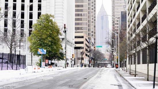 ಚಳಿಗಾಲದ ಪ್ರಬಲ ಚಂಡಮಾರುತವು ಟೆಕ್ಸಾಸ್ ಮತ್ತು ಒಕ್ಲಹೋಮಾದ ಬಹುಪಾಲು ಪ್ರದೇಶವನ್ನು ಹಿಮದ ಹೊದಿಕೆಯೊಂದಿಗೆ ಮುಚ್ಚಿಬಿಟ್ಟಿತು. ಜನವರಿ 10 ರಂದು ಹಿಮಪಾತದ ನಂತರ ಅಟ್ಲಾಂಟಾದ ರಸ್ತೆಯೊಂದ ದೃಶ್ಯ ಹೀಗಿತ್ತು ಚಳಿಗಾಲದ ಪ್ರಬಲ ಚಂಡಮಾರುತವು ಟೆಕ್ಸಾಸ್ ಮತ್ತು ಒಕ್ಲಹೋಮಾದ ಬಹುಪಾಲು ಪ್ರದೇಶವನ್ನು ಹಿಮದ ಹೊದಿಕೆಯೊಂದಿಗೆ ಮುಚ್ಚಿಬಿಟ್ಟಿತು. ಜನವರಿ 10 ರಂದು ಹಿಮಪಾತದ ನಂತರ ಅಟ್ಲಾಂಟಾದ ರಸ್ತೆಯೊಂದ ದೃಶ್ಯ ಹೀಗಿತ್ತು