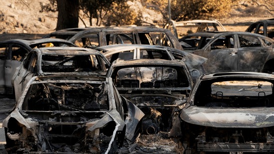 ಕ್ಯಾಲಿಫೋರ್ನಿಯಾದ ಲಾಸ್ ಏಂಜಲೀಸ್ನಲ್ಲಿ ಪೆಸಿಫಿಕ್ ಪಾಲಿಸೇಡ್ಸ್ ನೆರೆಹೊರೆಯಲ್ಲಿ ಪಾಲಿಸೇಡ್ಸ್ ಬೆಂಕಿಗೆ ಸುಟ್ಟುಕರಲಾದ ವಾಹನಗಳ ನೋಟ. ಜನವರಿ 10ರ ಚಿತ್ರ ಕ್ಯಾಲಿಫೋರ್ನಿಯಾದ ಲಾಸ್ ಏಂಜಲೀಸ್ನಲ್ಲಿ ಪೆಸಿಫಿಕ್ ಪಾಲಿಸೇಡ್ಸ್ ನೆರೆಹೊರೆಯಲ್ಲಿ ಪಾಲಿಸೇಡ್ಸ್ ಬೆಂಕಿಗೆ ಸುಟ್ಟುಕರಲಾದ ವಾಹನಗಳ ನೋಟ. ಜನವರಿ 10ರ ಚಿತ್ರ