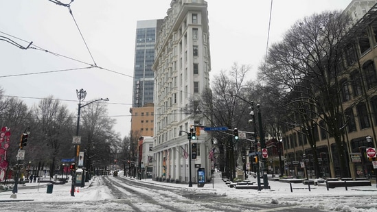 ಜಾರ್ಜಿಯಾದ ಅಟ್ಲಾಂಟಾದಲ್ಲಿ ಜನವರಿ 10 ರಂದು ಹಿಮಪಾತದ ನಂತರ ಅಟ್ಲಾಂಟಾದ ಕೆಲವು ಭಾಗಗಳನ್ನು ಹಿಮ ಆವರಿಸಿದೆ. ಜಾರ್ಜಿಯಾದ ಅಟ್ಲಾಂಟಾದಲ್ಲಿ ಜನವರಿ 10 ರಂದು ಹಿಮಪಾತದ ನಂತರ ಅಟ್ಲಾಂಟಾದ ಕೆಲವು ಭಾಗಗಳನ್ನು ಹಿಮ ಆವರಿಸಿದೆ.